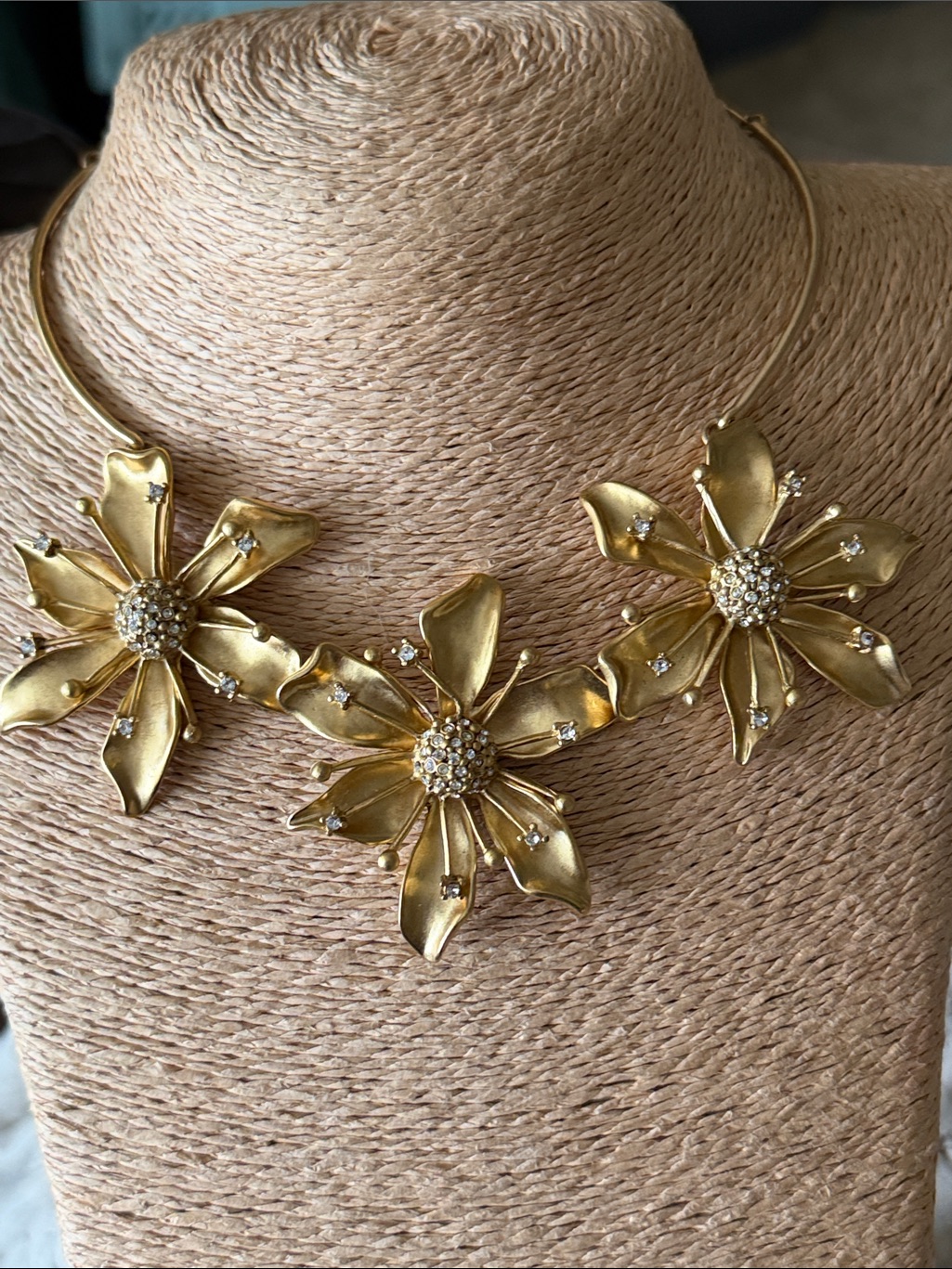 Gold-Tone Floral Choker Three Gorgeous Flowers With Crystal Exquisite